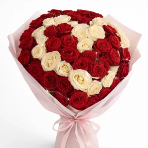 Роскошная композиция из красных и кремовых роз