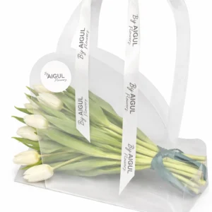 Белые тюльпаны в прозрачной сумке