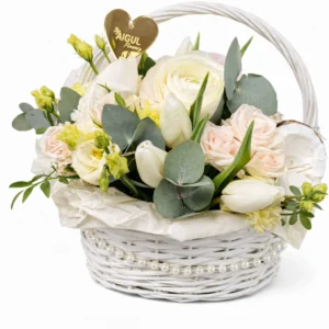 Нежная цветочная корзина в молочно-кремовой гамме