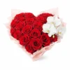 Композиция в форме сердца из красных роз с белой орхидеей