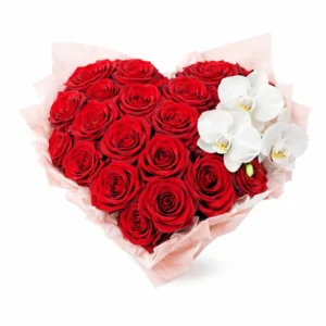 Композиция в форме сердца из красных роз с белой орхидеей