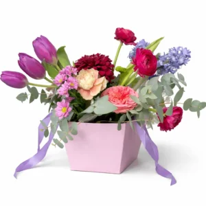 Весенняя композиция в розовой коробке