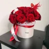 Композиция из алых роз в фирменной коробке