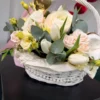 Нежная цветочная корзина в молочно-кремовой гамме
