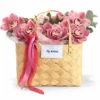 Blumenarrangement mit Orchideen in einem Premium-Korb