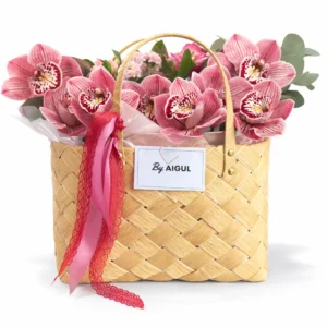 Blumenarrangement mit Orchideen in einem Premium-Korb